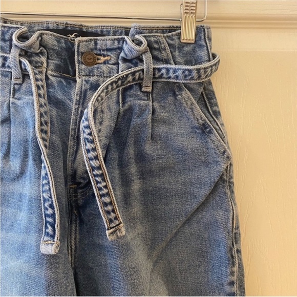 HOLLISTER Ultra High-Rise Mom Jean - Picture 7 of 12